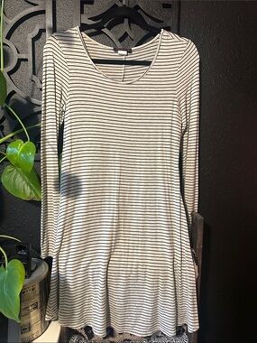 Glamour & Co. Black and White Striped Long-Sleeve Swing Dress